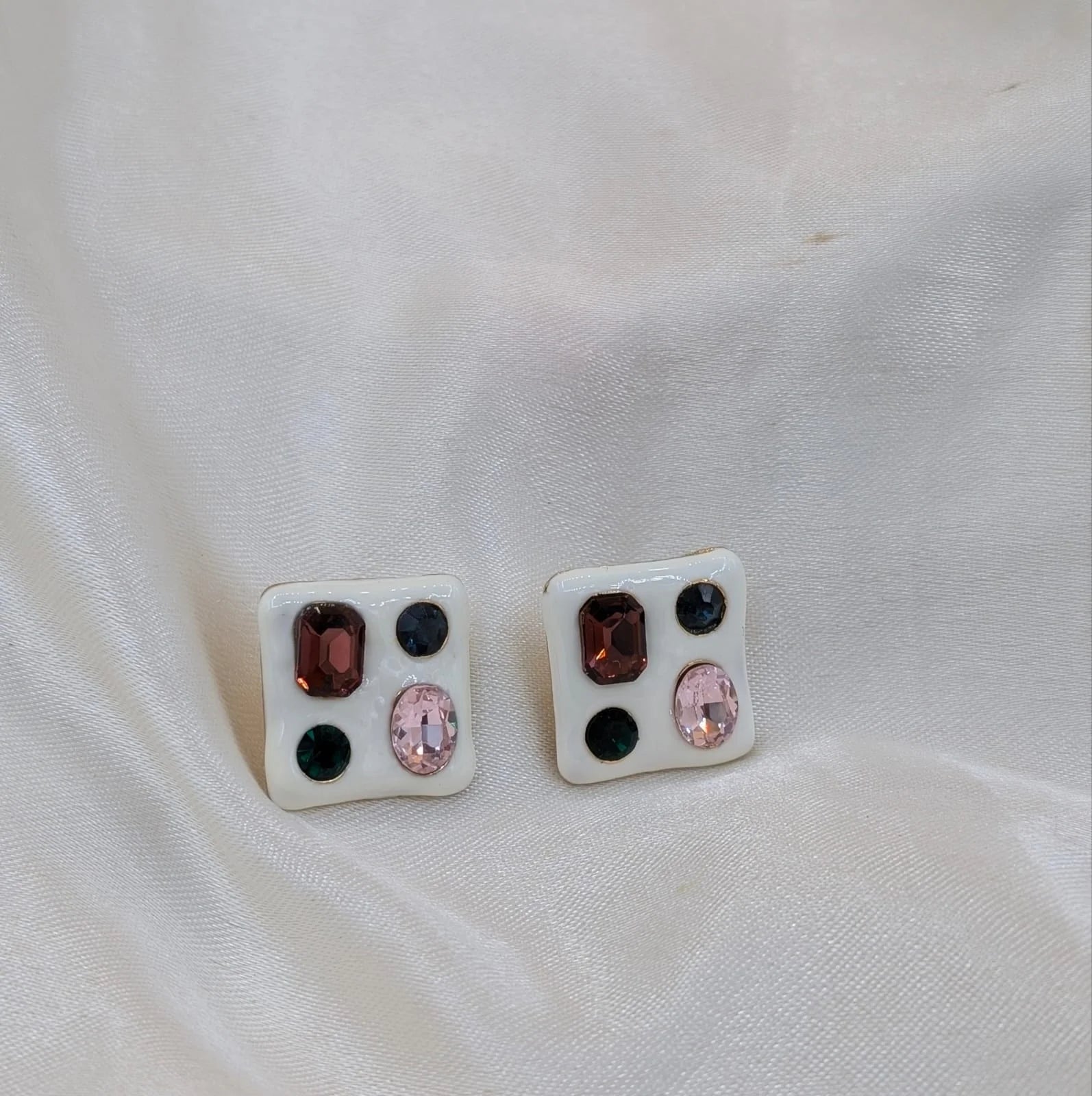 Art of Fashion white resin stud earrings - Each Set