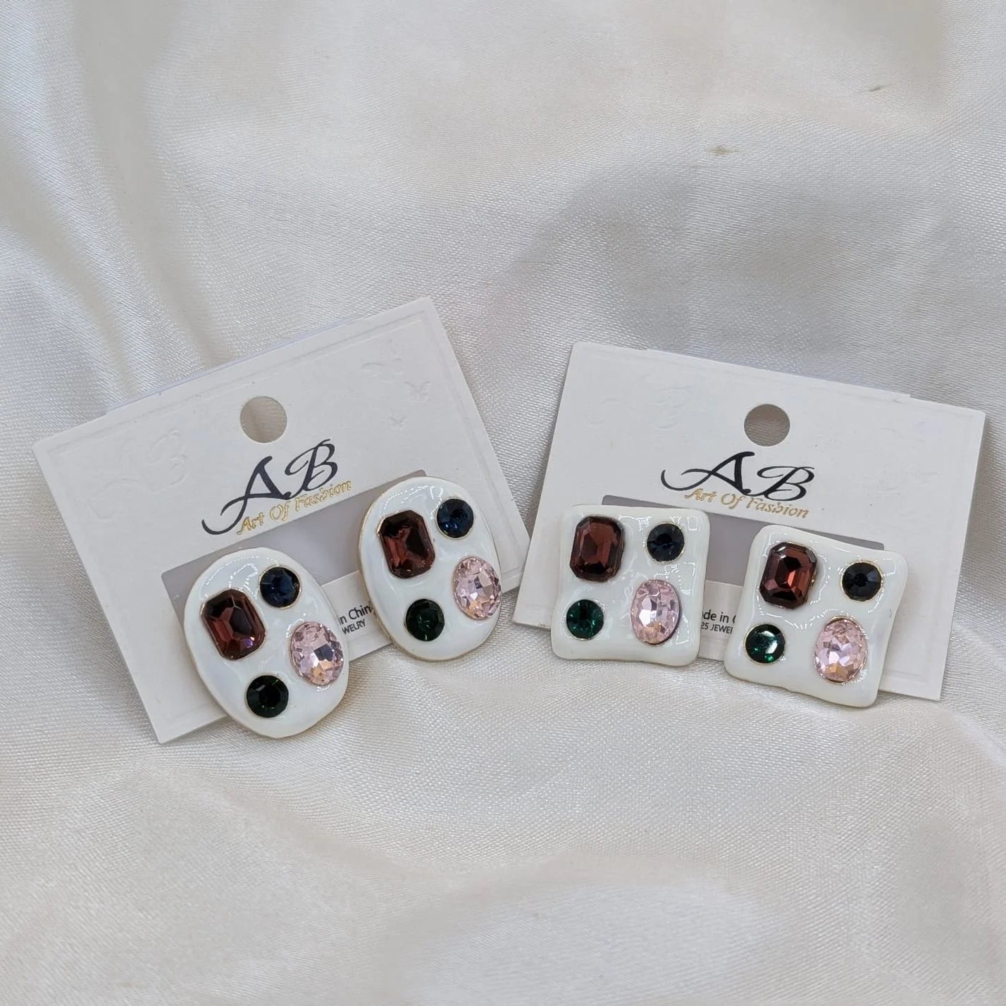 Art of Fashion white resin stud earrings - Each Set