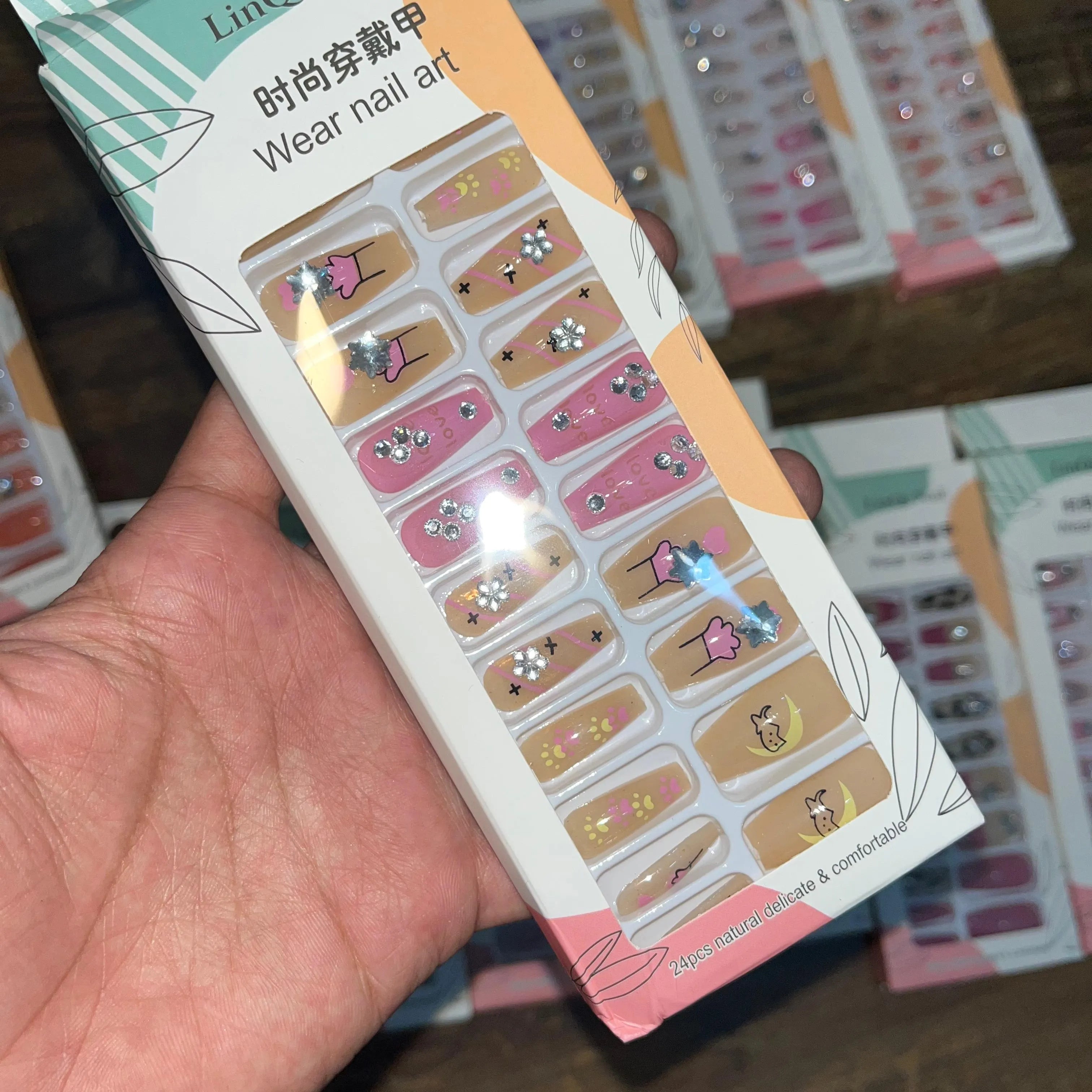 Linqi Artifical Nails With Free Stickers (24Pcs)