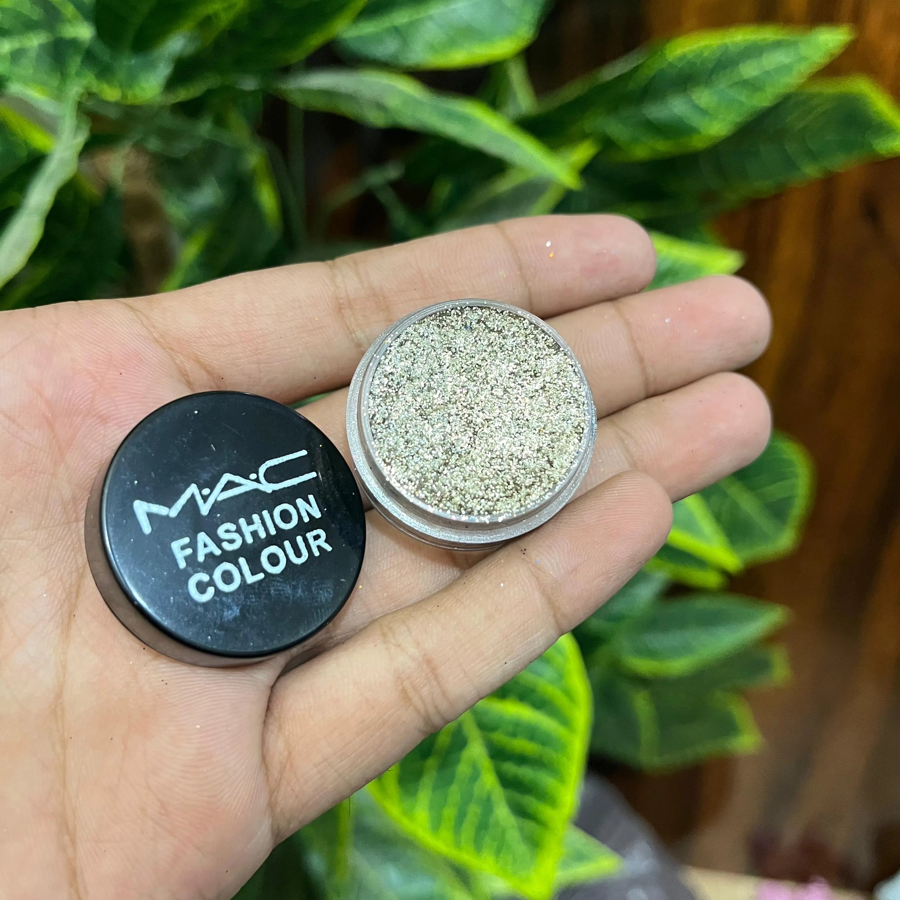 MAC Glitter Eyeshadow – Dazzling Sparkle & Intense Pigmentation