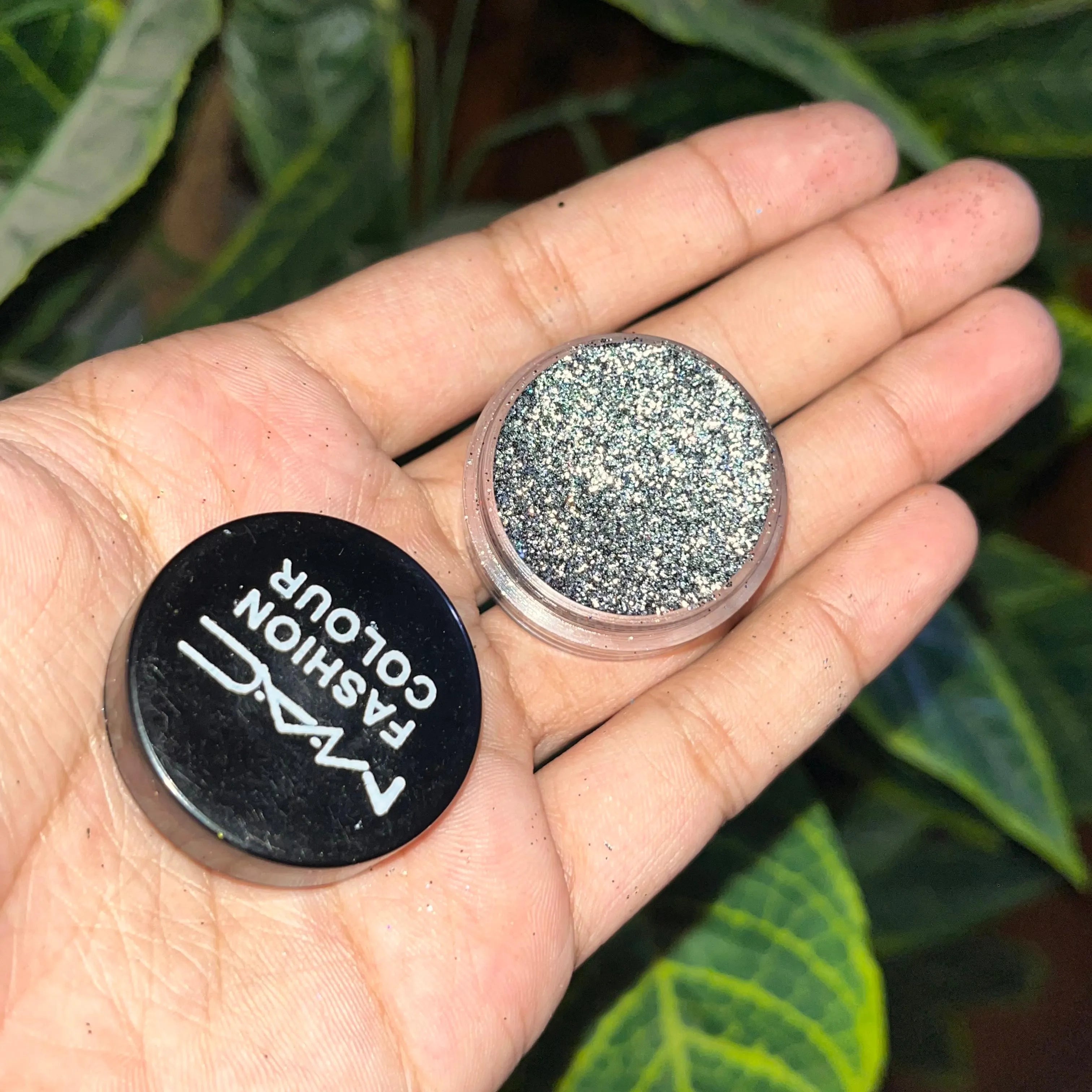 MAC Glitter Eyeshadow – Dazzling Sparkle & Intense Pigmentation